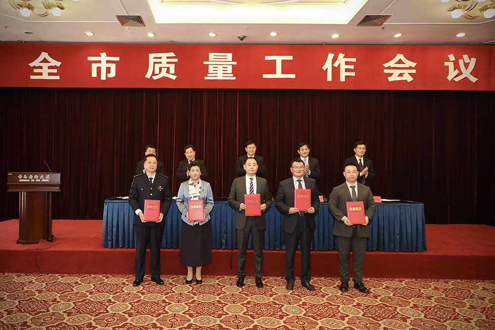 2海大生物集團(tuán)創(chuàng)始人、董事長(zhǎng)單俊偉（右二）上臺(tái)領(lǐng)獎(jiǎng).jpg